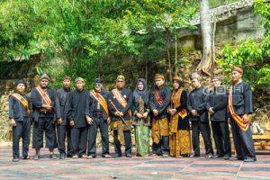 Analisis Visual Dan Sejarah Pakaian Sunda Di Kabupaten Garut